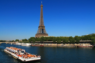 Un restaurant en quai de Seine avec les péniches en décor